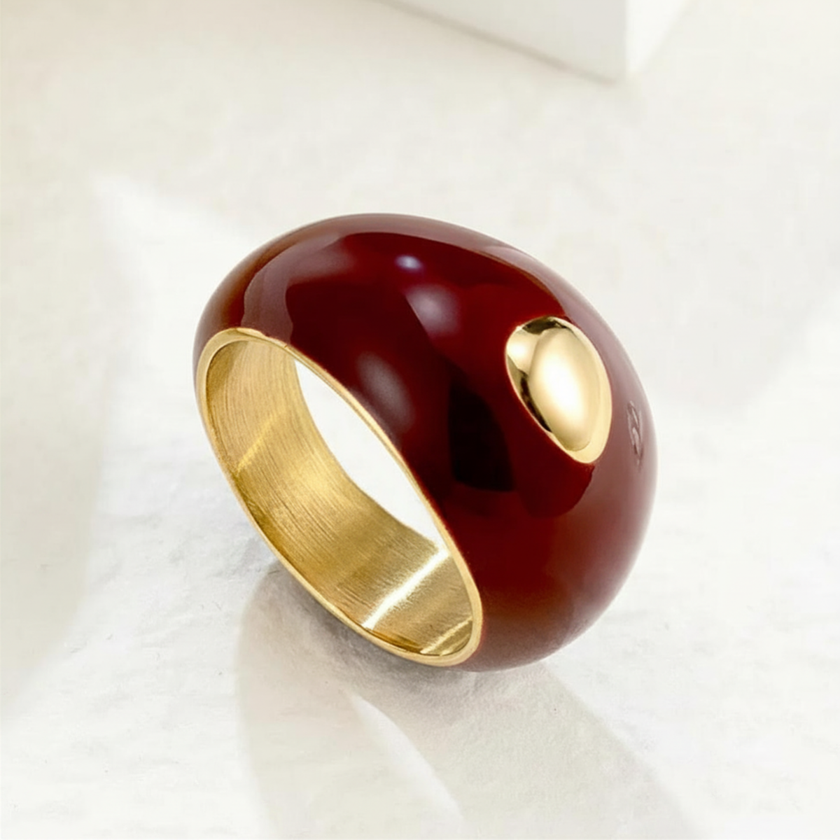ESSENZA - anello verniciato, della forma bombata.