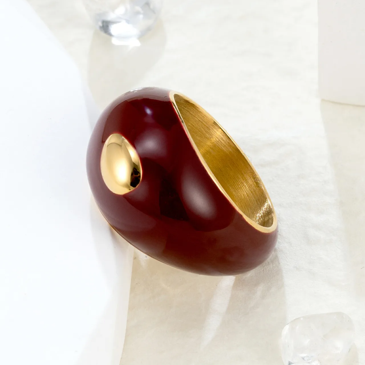 ESSENZA - anello verniciato, della forma bombata.